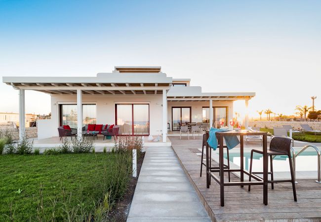 Villa in Noto - Seafront villa with pool near Syracuse, Sicily - Ulivo - 8 pax Villa in Noto - Seafront villa with pool near Syracuse, Sicily - Ulivo - 8 pax