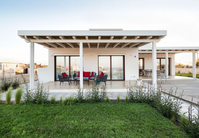 Villa in Noto - Seafront villa with pool near Syracuse, Sicily - Ulivo - 8 pax Villa in Noto - Seafront villa with pool near Syracuse, Sicily - Ulivo - 8 pax
