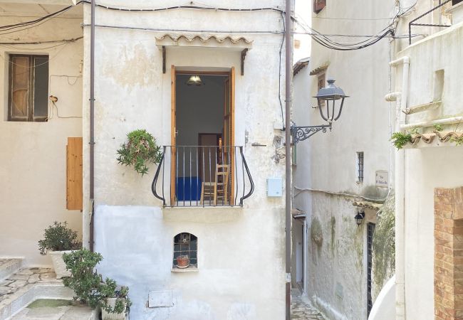 Apartment in Sperlonga - evocative one bedroom apartment in the square of Sperlonga