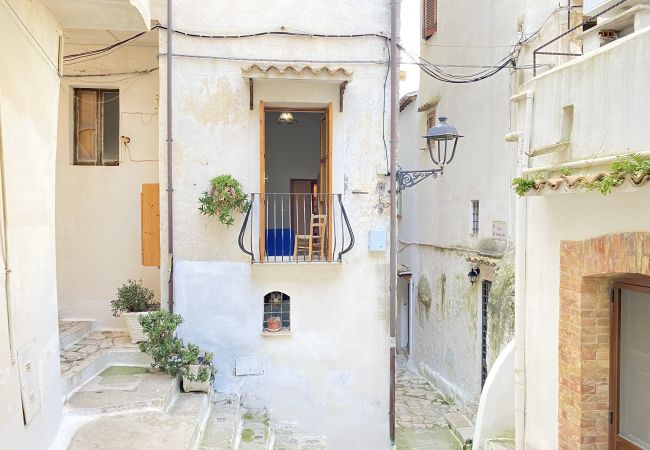 Apartment in Sperlonga - evocative one bedroom apartment in the square of Sperlonga