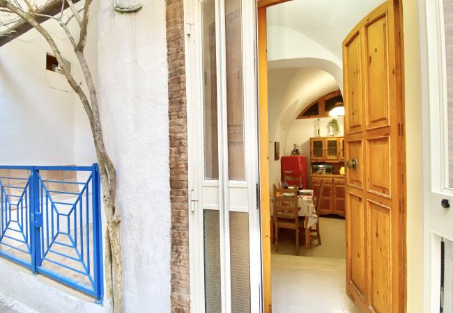 Apartment in Sperlonga - evocative one bedroom apartment in the square of Sperlonga