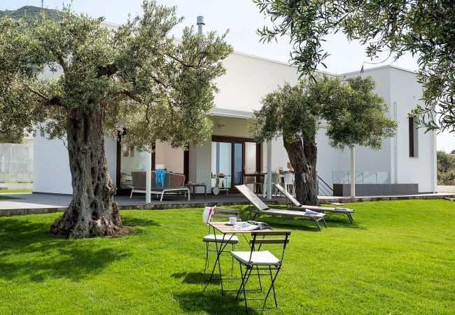 Villa in Cefalù - Seafront villa with terrace, Cefalù, Sicily Villa in Cefalù - Seafront villa with terrace, Cefalù, Sicily