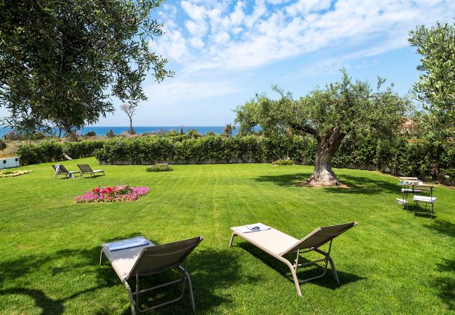 Villa in Cefalù - Seafront villa with terrace, Cefalù, Sicily Villa in Cefalù - Seafront villa with terrace, Cefalù, Sicily