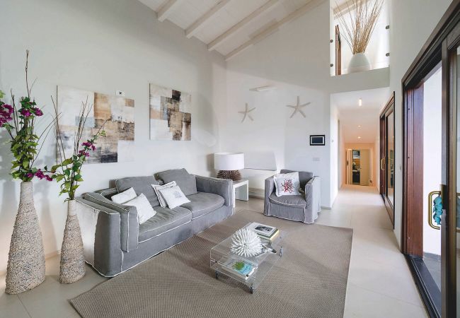 Villa in Cefalù - Seafront villa with terrace, Cefalù, Sicily Villa in Cefalù - Seafront villa with terrace, Cefalù, Sicily