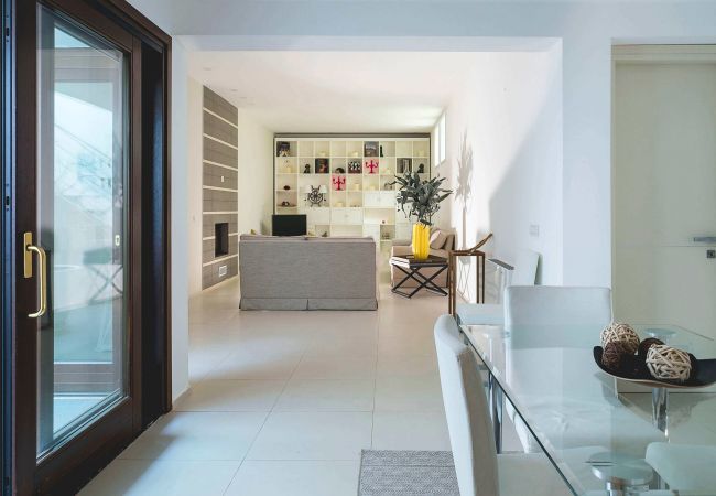 Villa in Cefalù - Seafront villa with terrace, Cefalù, Sicily Villa in Cefalù - Seafront villa with terrace, Cefalù, Sicily