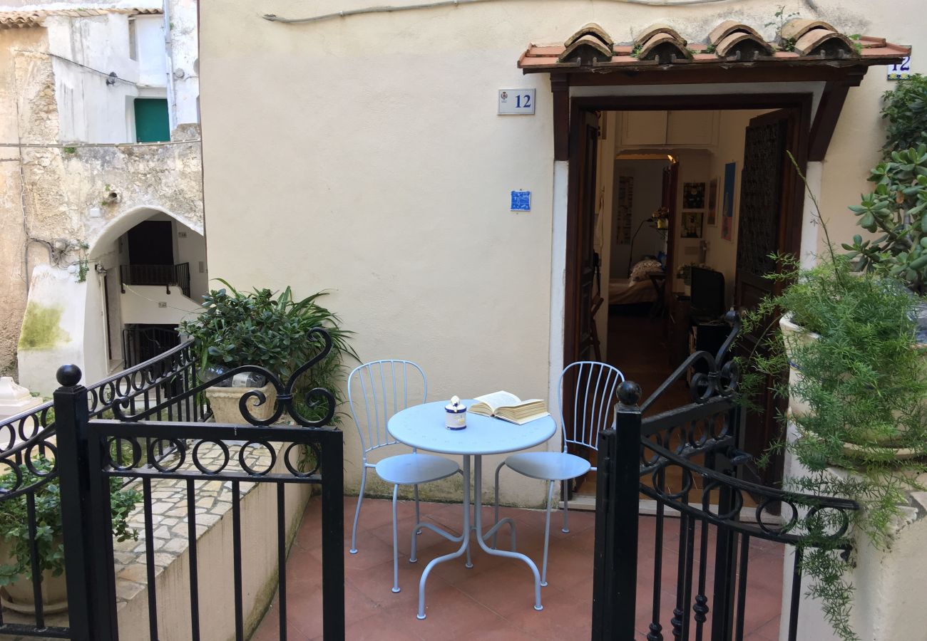 Apartment in Sperlonga - Lovely two-room apartment in the historic center