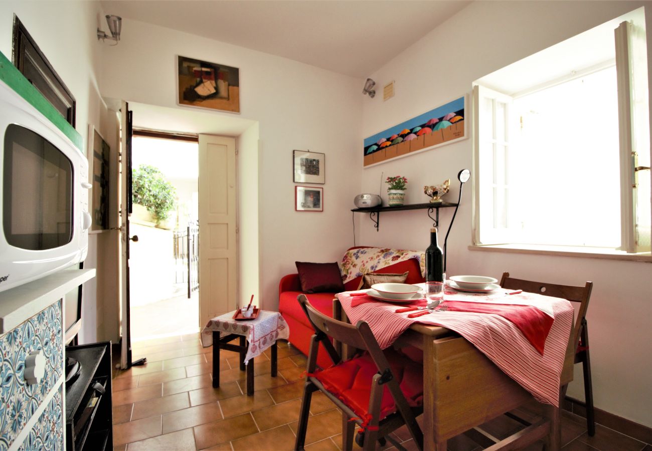 Apartment in Sperlonga - Lovely two-room apartment in the historic center