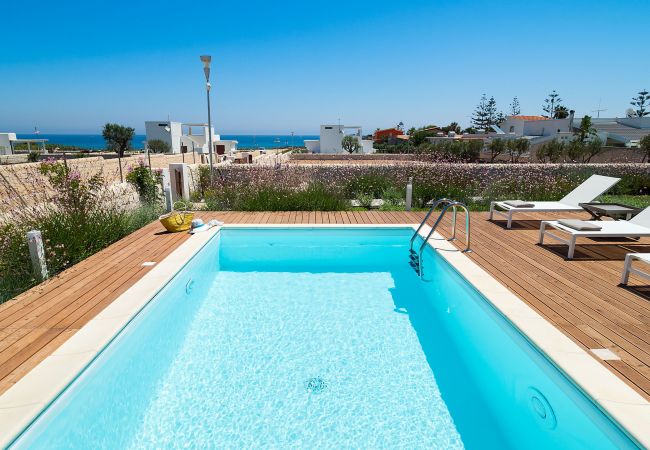 Villa in Noto - Seafront villa with pool near Syracuse, Sicily - Palma - 8 pax Villa in Noto - Seafront villa with pool near Syracuse, Sicily - Palma - 8 pax