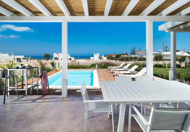 Villa in Noto - Seafront villa with pool near Syracuse, Sicily - Palma - 8 pax Villa in Noto - Seafront villa with pool near Syracuse, Sicily - Palma - 8 pax