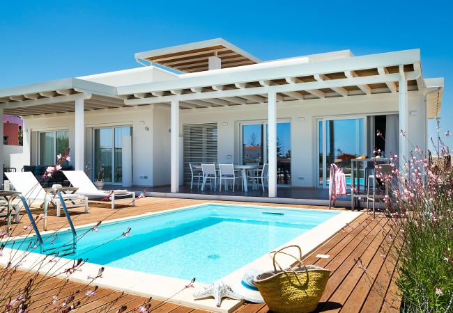 Villa in Noto - Seafront villa with pool near Syracuse, Sicily - Palma - 8 pax Villa in Noto - Seafront villa with pool near Syracuse, Sicily - Palma - 8 pax