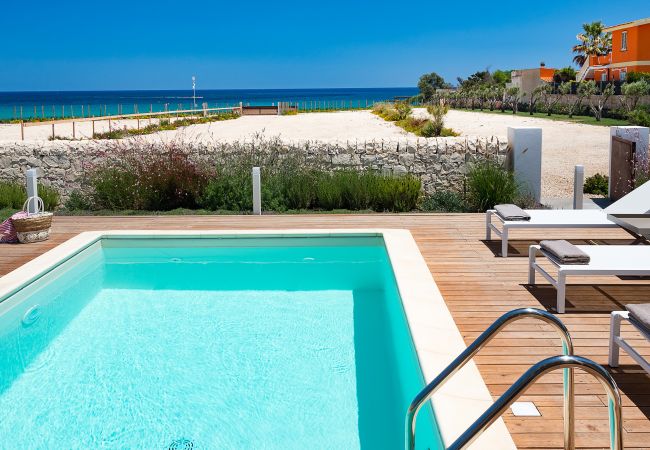 Villa in Noto - Seafront villa with pool near Syracuse, Sicily  - Fico d'India, 8 pax Villa in Noto - Seafront villa with pool near Syracuse, Sicily  - Fico d'India, 8 pax