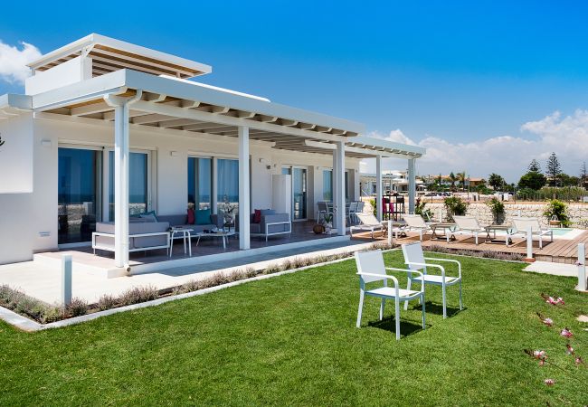 Villa in Noto - Seafront villa with pool near Syracuse, Sicily  - Fico d'India, 8 pax Villa in Noto - Seafront villa with pool near Syracuse, Sicily  - Fico d'India, 8 pax