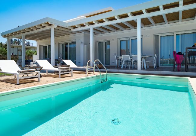 Villa in Noto - Seafront villa with pool near Syracuse, Sicily  - Fico d'India, 8 pax Villa in Noto - Seafront villa with pool near Syracuse, Sicily  - Fico d'India, 8 pax