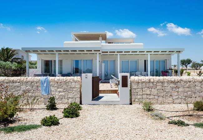Villa in Noto - Seafront villa with pool near Syracuse, Sicily  - Fico d'India, 8 pax Villa in Noto - Seafront villa with pool near Syracuse, Sicily  - Fico d'India, 8 pax