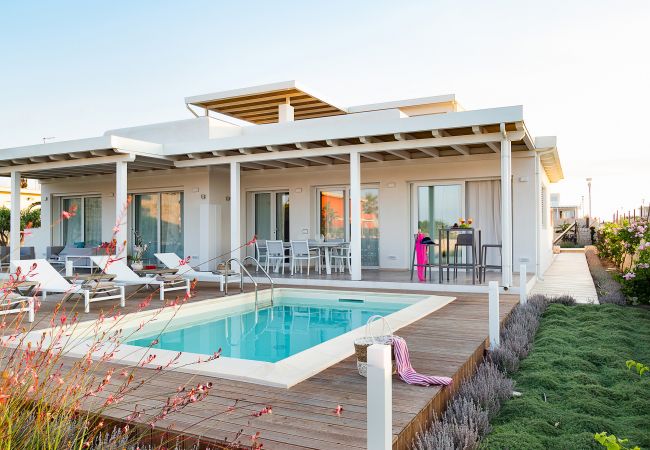 Villa in Noto - Seafront villa with pool near Syracuse, Sicily  - Fico d'India, 8 pax Villa in Noto - Seafront villa with pool near Syracuse, Sicily  - Fico d'India, 8 pax