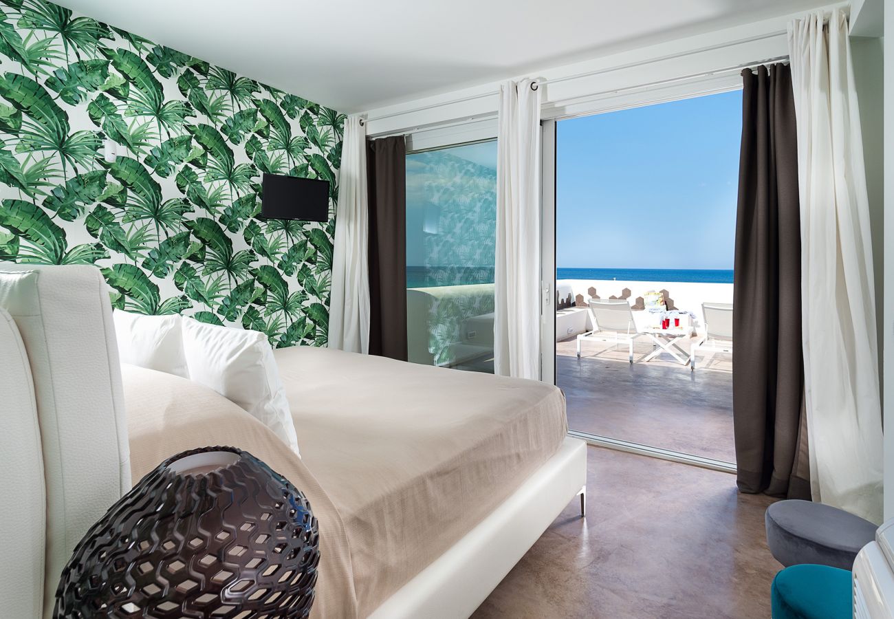 Villa in Noto - Seafront villa with pool near Syracuse, Sicily  - Fico d'India, 8 pax