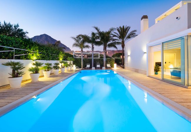 Villa/Dettached house in Custonaci - Exclusive sea villa with pool, Cornino, Sicily