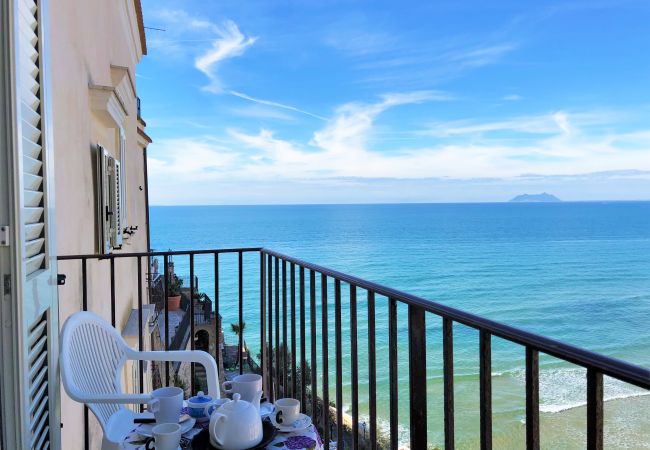  in Sperlonga - Panoramic Three-Room Apartment in the Historic Center