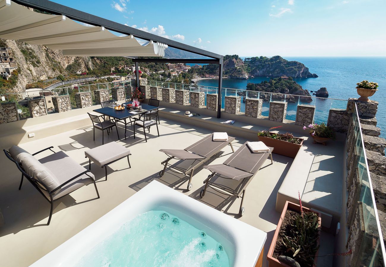 Apartment in Taormina - Luxury seafront apartment with terrace and Jacuzzi, Taormina, Sicily