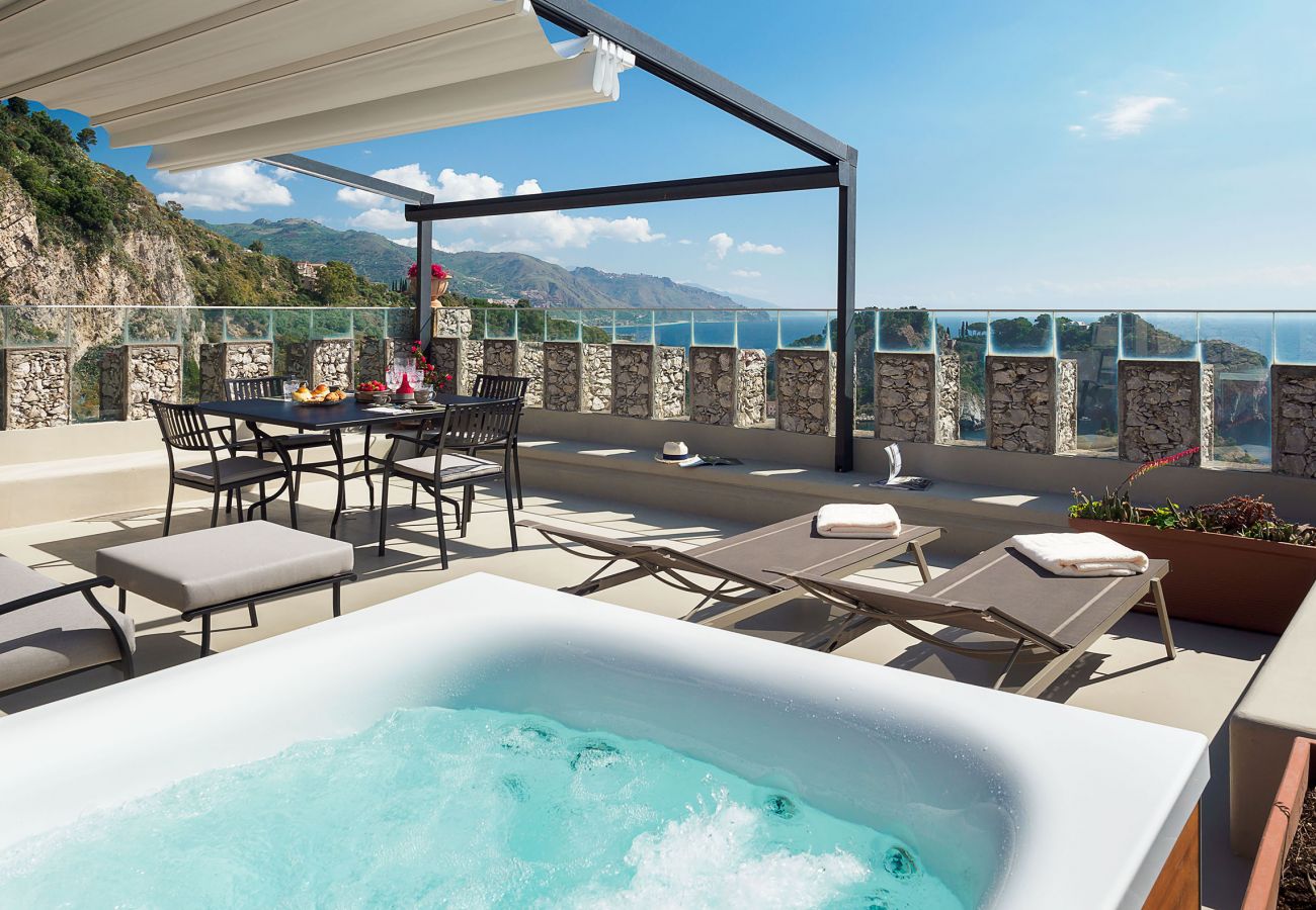 Apartment in Taormina - Luxury seafront apartment with terrace and Jacuzzi, Taormina, Sicily