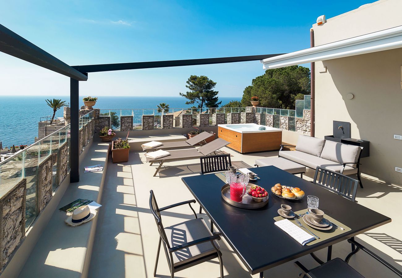 Apartment in Taormina - Luxury seafront apartment with terrace and Jacuzzi, Taormina, Sicily