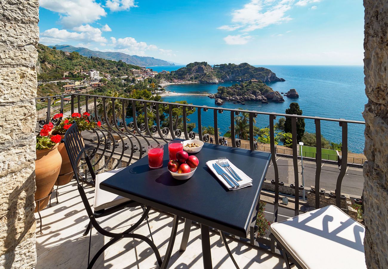 Apartment in Taormina - Luxury seafront apartment with terrace and Jacuzzi, Taormina, Sicily