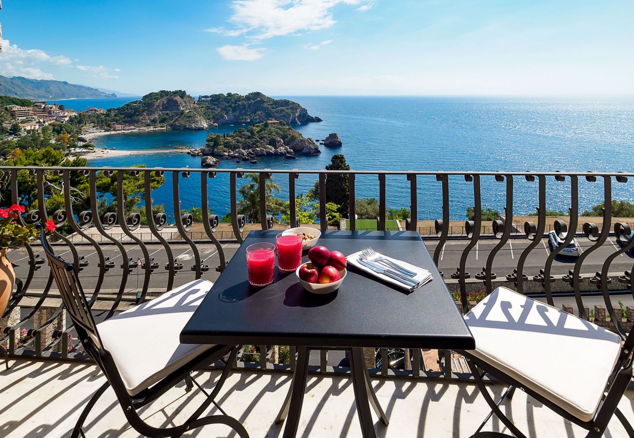 Apartment in Taormina - Luxury seafront apartment with terrace and Jacuzzi, Taormina, Sicily