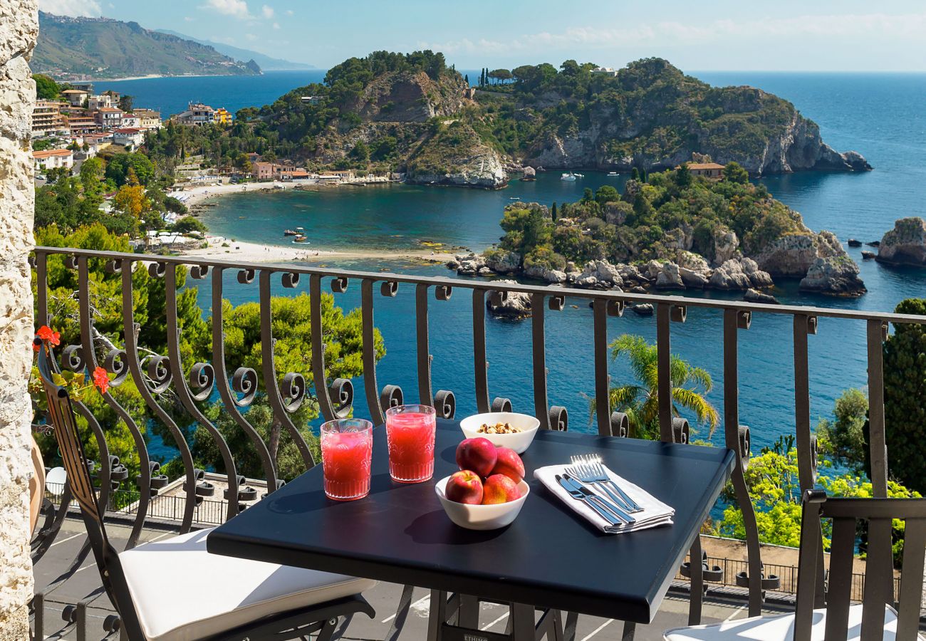 Apartment in Taormina - Luxury seafront apartment with terrace and Jacuzzi, Taormina, Sicily