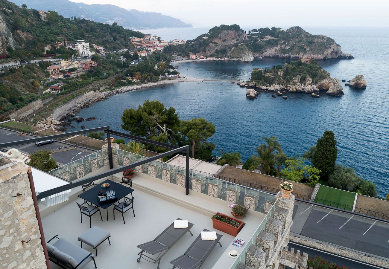 Apartment in Taormina - Luxury seafront apartment with terrace and Jacuzzi, Taormina, Sicily