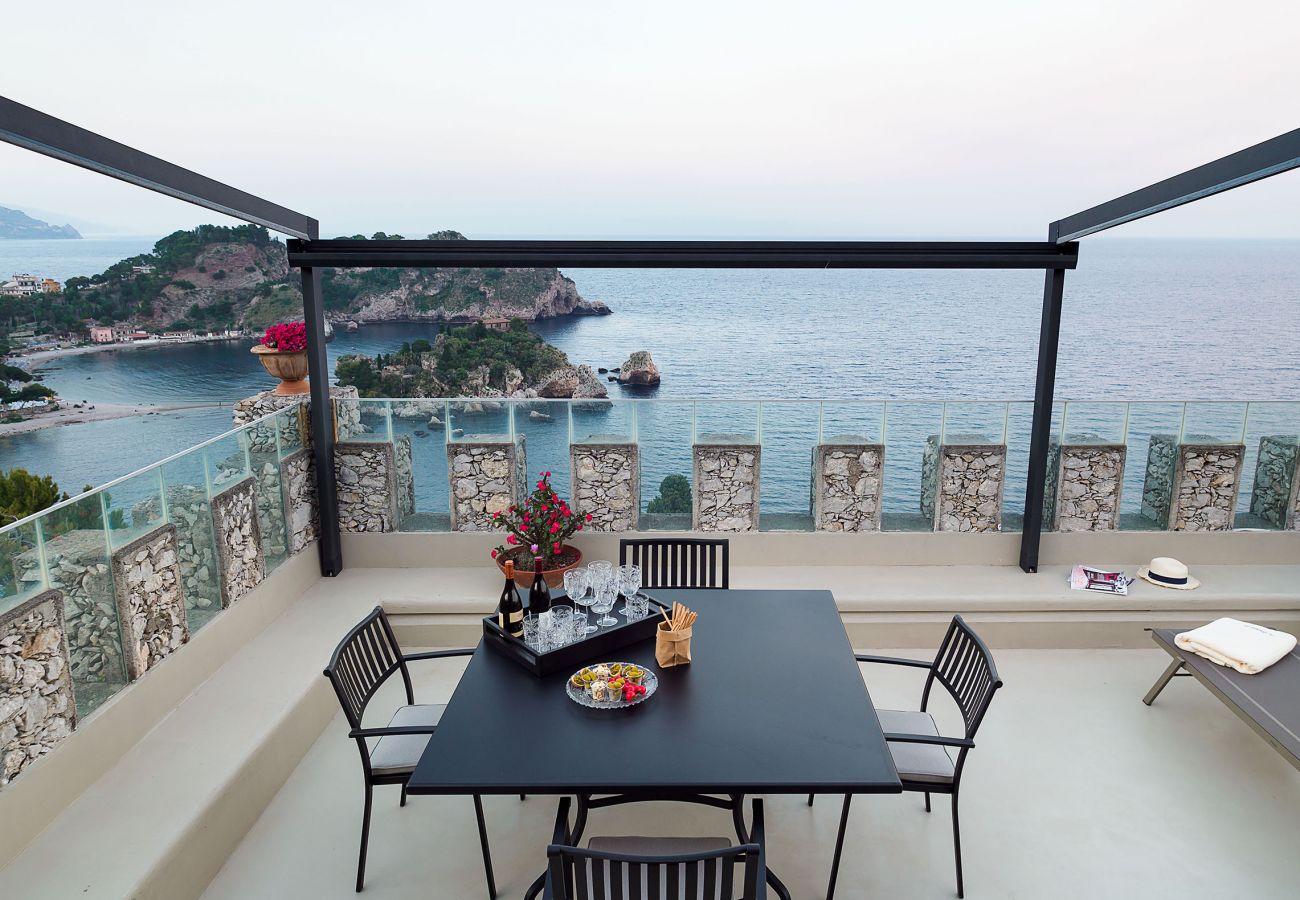 Apartment in Taormina - Luxury seafront apartment with terrace and Jacuzzi, Taormina, Sicily