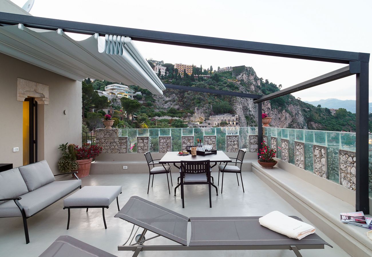 Apartment in Taormina - Luxury seafront apartment with terrace and Jacuzzi, Taormina, Sicily