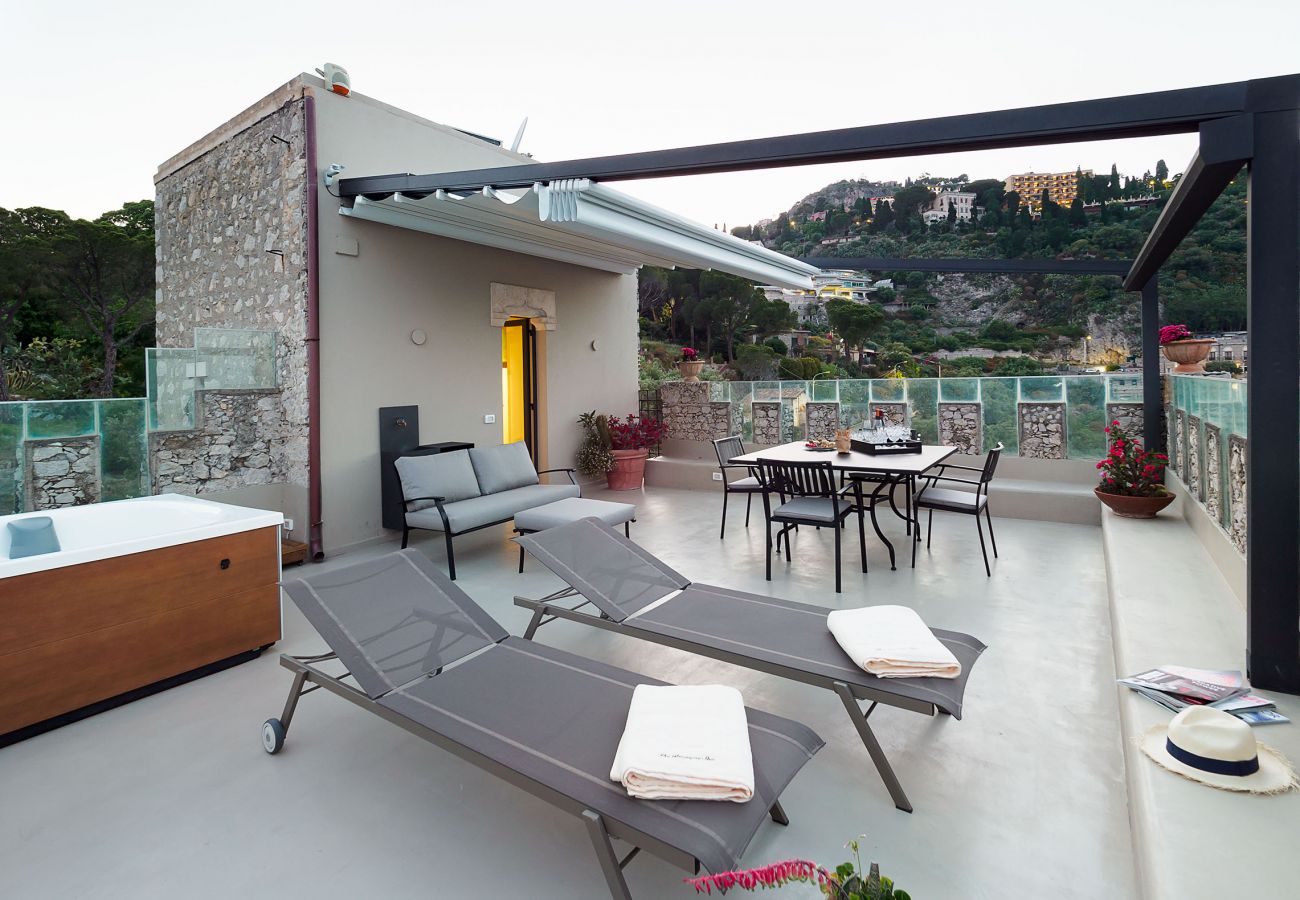 Apartment in Taormina - Luxury seafront apartment with terrace and Jacuzzi, Taormina, Sicily