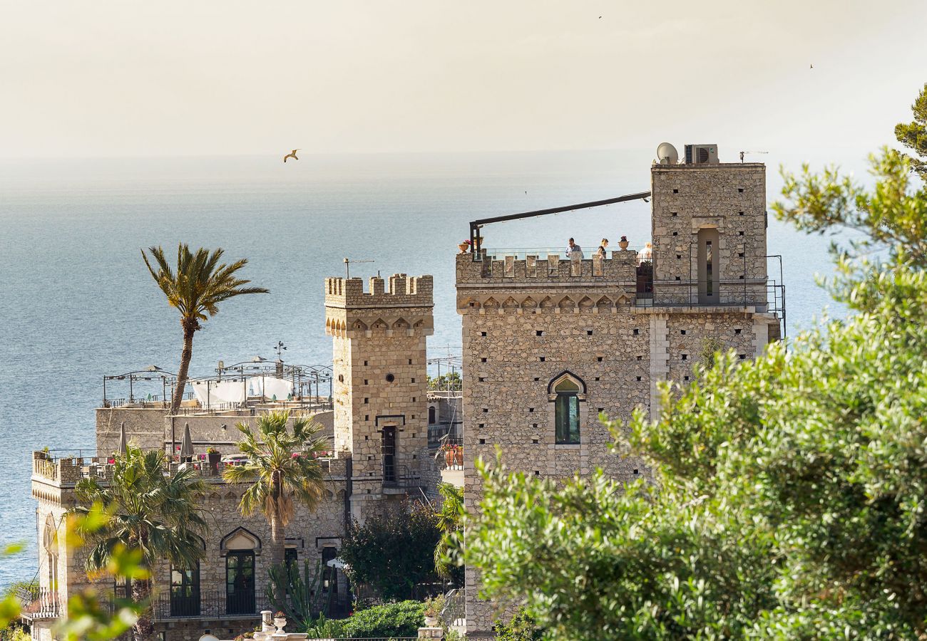 Apartment in Taormina - Luxury seafront apartment with terrace and Jacuzzi, Taormina, Sicily