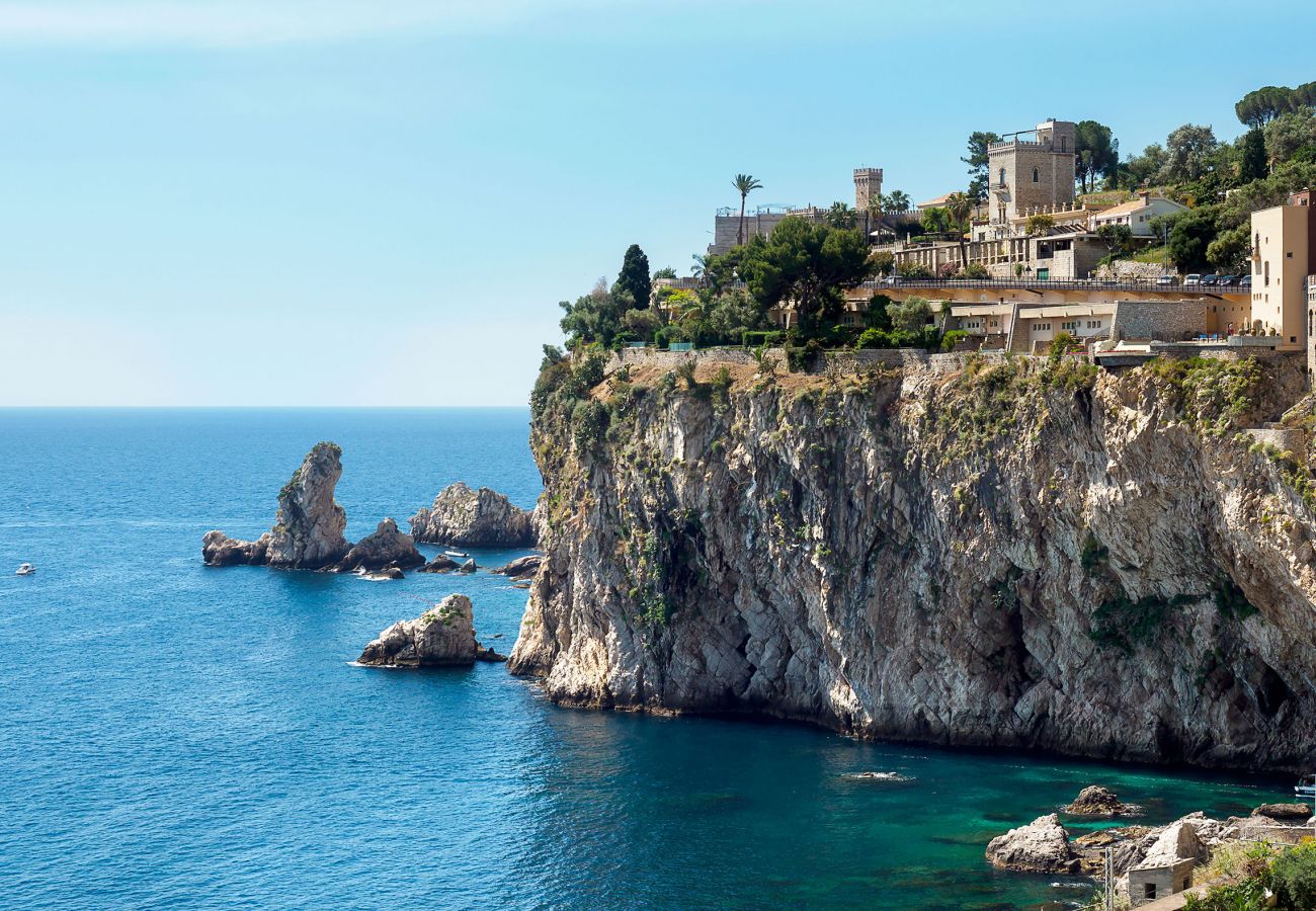 Apartment in Taormina - Luxury seafront apartment with terrace and Jacuzzi, Taormina, Sicily