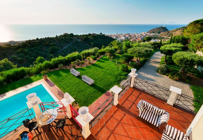 Villa in Capo d´Orlando - Luxury Villa with pool near Capo D'Orlando, with sea views towards the Aeolian Islands, Sicily. Villa in Capo d´Orlando - Luxury Villa with pool near Capo D'Orlando, with sea views towards the Aeolian Islands, Sicily.