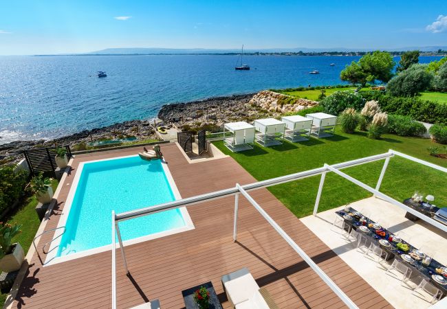 Villa in Siracusa - Villa with pool and direct access to the rocks below in Siracusa, Sicily Villa in Siracusa - Villa with pool and direct access to the rocks below in Siracusa, Sicily