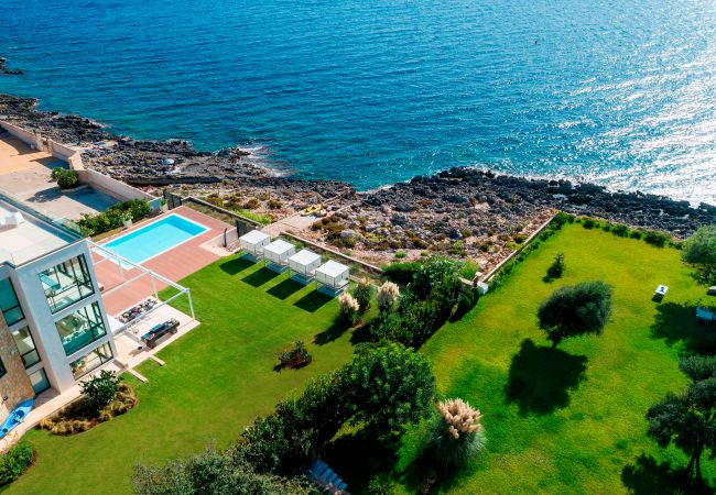Villa in Siracusa - Villa with pool and direct access to the rocks below in Siracusa, Sicily Villa in Siracusa - Villa with pool and direct access to the rocks below in Siracusa, Sicily