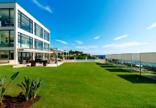 Villa in Siracusa - Villa with pool and direct access to the rocks below in Siracusa, Sicily Villa in Siracusa - Villa with pool and direct access to the rocks below in Siracusa, Sicily