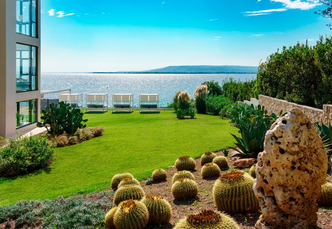 Villa in Siracusa - Villa with pool and direct access to the rocks below in Siracusa, Sicily Villa in Siracusa - Villa with pool and direct access to the rocks below in Siracusa, Sicily