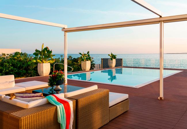 Villa in Siracusa - Villa with pool and direct access to the rocks below in Siracusa, Sicily Villa in Siracusa - Villa with pool and direct access to the rocks below in Siracusa, Sicily