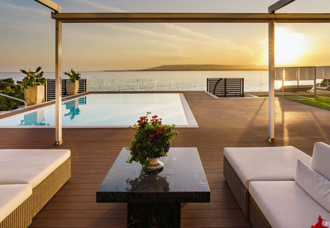 Villa in Siracusa - Villa with pool and direct access to the rocks below in Siracusa, Sicily Villa in Siracusa - Villa with pool and direct access to the rocks below in Siracusa, Sicily