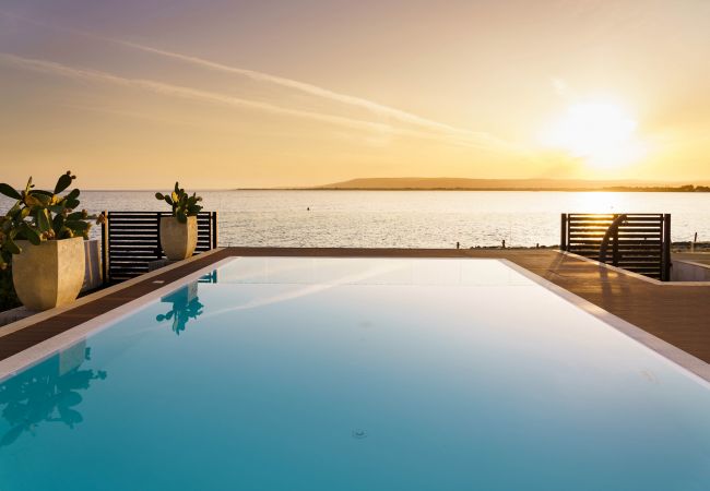 Villa in Siracusa - Villa with pool and direct access to the rocks below in Siracusa, Sicily Villa in Siracusa - Villa with pool and direct access to the rocks below in Siracusa, Sicily