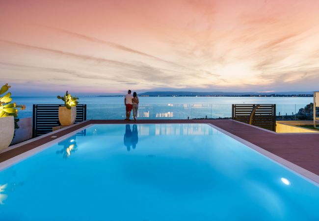 Villa in Siracusa - Villa with pool and direct access to the rocks below in Siracusa, Sicily Villa in Siracusa - Villa with pool and direct access to the rocks below in Siracusa, Sicily