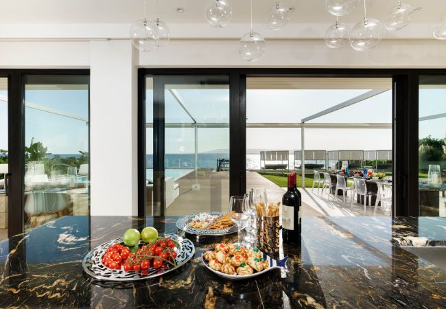 Villa in Siracusa - Villa with pool and direct access to the rocks below in Siracusa, Sicily Villa in Siracusa - Villa with pool and direct access to the rocks below in Siracusa, Sicily