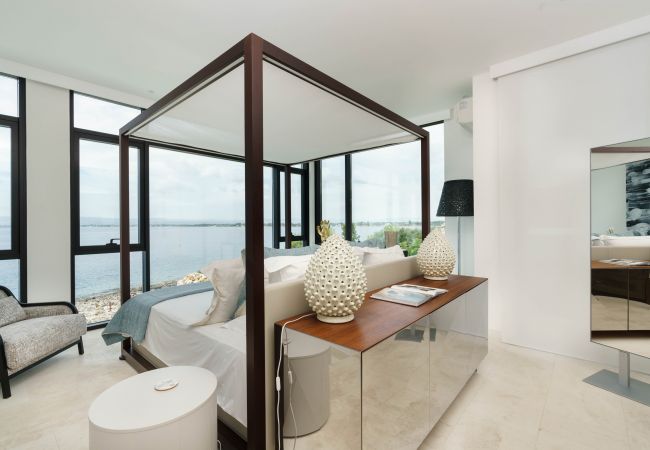 Villa in Siracusa - Villa with pool and direct access to the rocks below in Siracusa, Sicily Villa in Siracusa - Villa with pool and direct access to the rocks below in Siracusa, Sicily