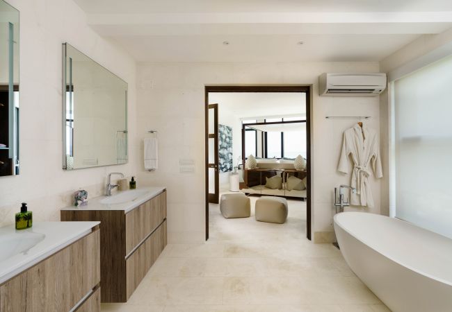 Villa in Siracusa - Villa with pool and direct access to the rocks below in Siracusa, Sicily Villa in Siracusa - Villa with pool and direct access to the rocks below in Siracusa, Sicily