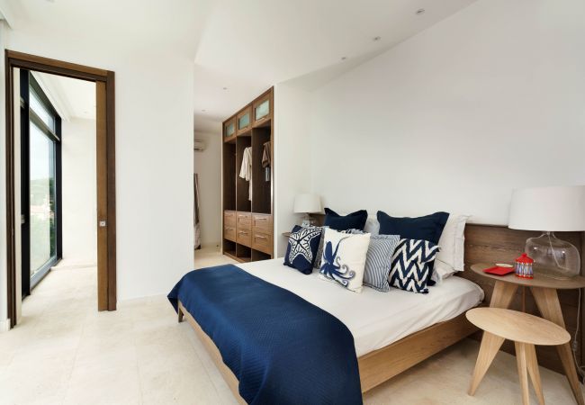 Villa in Siracusa - Villa with pool and direct access to the rocks below in Siracusa, Sicily Villa in Siracusa - Villa with pool and direct access to the rocks below in Siracusa, Sicily