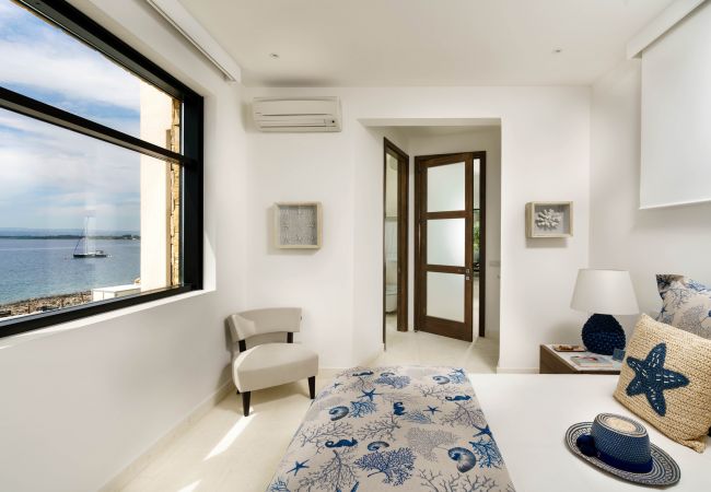 Villa in Siracusa - Villa with pool and direct access to the rocks below in Siracusa, Sicily Villa in Siracusa - Villa with pool and direct access to the rocks below in Siracusa, Sicily