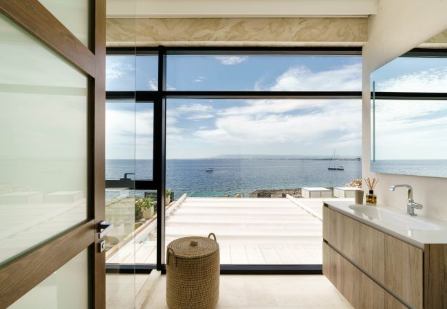 Villa in Siracusa - Villa with pool and direct access to the rocks below in Siracusa, Sicily Villa in Siracusa - Villa with pool and direct access to the rocks below in Siracusa, Sicily