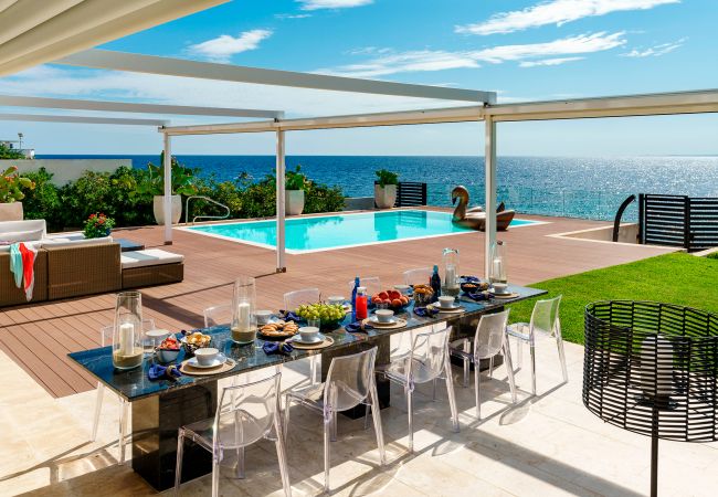 Villa in Siracusa - Villa with pool and direct access to the rocks below in Siracusa, Sicily Villa in Siracusa - Villa with pool and direct access to the rocks below in Siracusa, Sicily